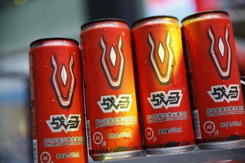 开云体育官网-打篮球标配能量饮料，来罐战马点燃球场高光时刻